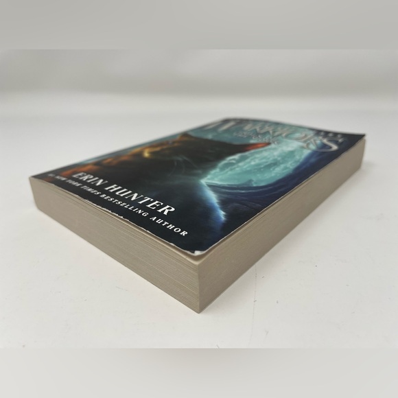 3/$15 WARRIORS: Sign of the Moon. Book 4 in Omen of the Stars Series - Picture 4 of 5